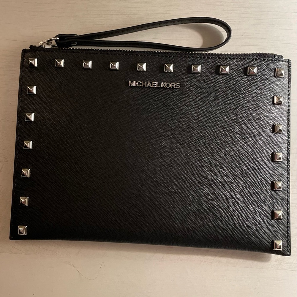✨TAKING OPEN OFFERS ✨ Michael Kors Studded Wristlet